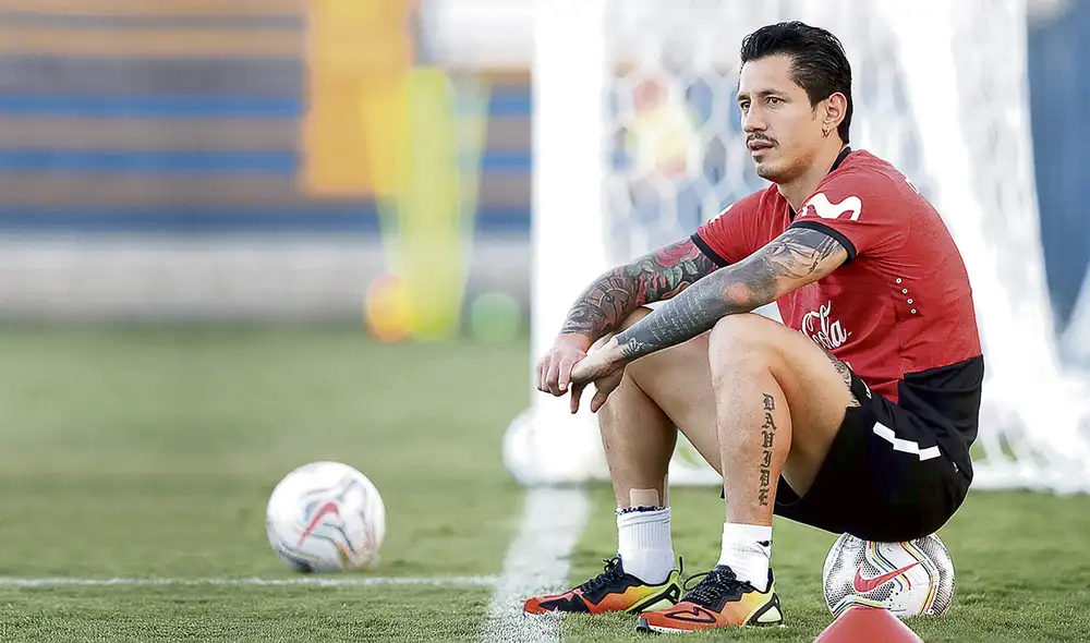 Atento. El delantero Gianluca Lapadula no trabajó con balón en el entrenamiento en Brasilia. Foto: FPF
