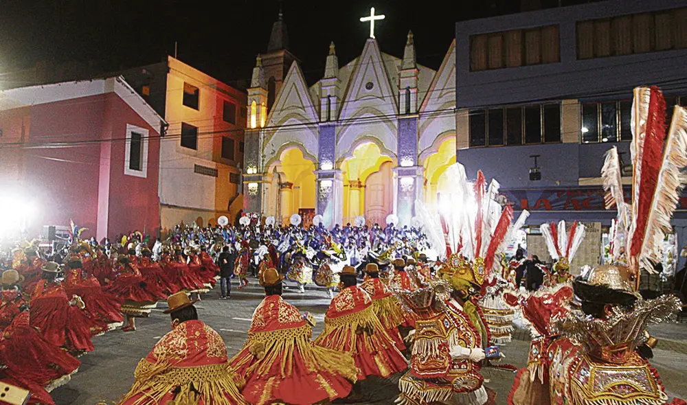 Fiesta. Los danzantes mostraron su arte frente al atrio de la virgen de la candelaria. Foto: difusión