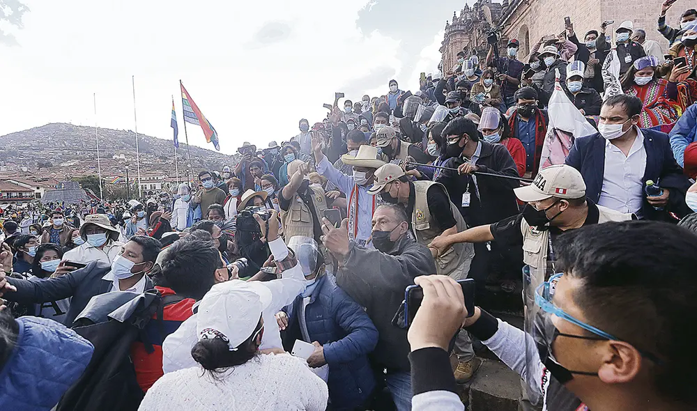 Algarabía. Una multitud de personas recibió a Pedro Castillo en la ciudad del Cusco, región donde ganó electoralmente.  Foto: Oswald Charca/La República