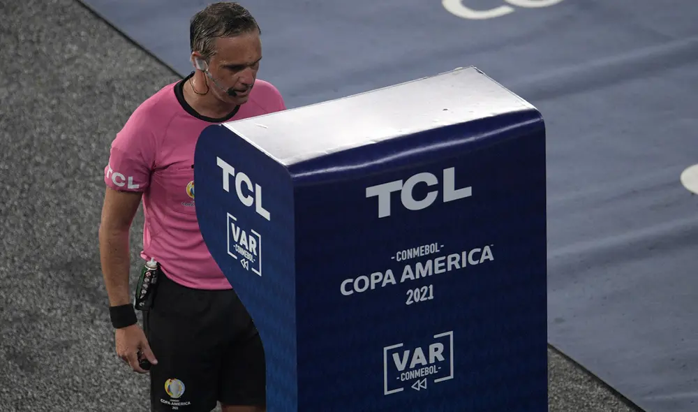 En la fecha 2, Loustau usó el VAR para corregir un penal inexistente que había cobrado. Foto: AFP En la fecha 2, Loustau usó el VAR para corregir un penal inexistente que había cobrado. Foto: AFP