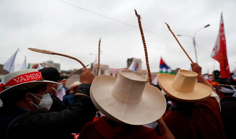 En el extranjero mencionaron las movilizaciones, de ambos partidos, previstas para este sábado 26. Foto: EFE En el extranjero mencionaron las movilizaciones, de ambos partidos, previstas para este sábado 26. Foto: EFE