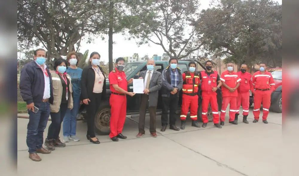 Los titulares del PECh y del Cuerpo de Bomberos muestran el acta de entrega. Foto: PECh