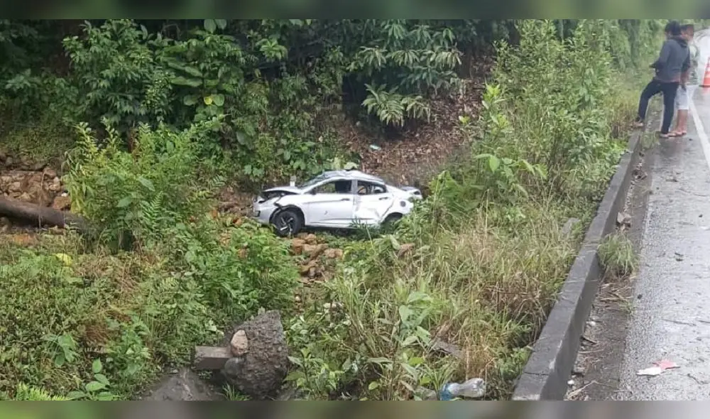 En el lugar se evidenció que el auto se salió de la pista tras llevarse de encuentro un letrero de tránsito. Foto: difusión