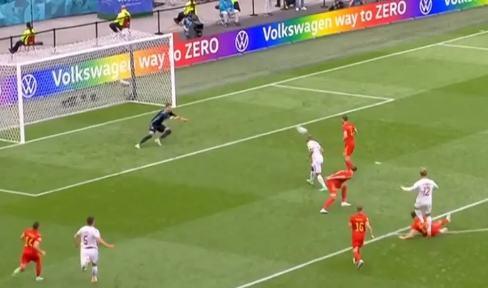 Kasper Dolberg sacó un derechazo y batió la portería de Gales. Foto: captura DirecTV Sports