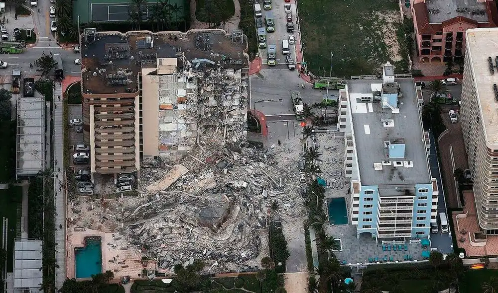 Un despacho de abogados presentó el jueves 24 de junio lo que sería la primera demanda contra la Asociación de Condominios Champlain Towers por el derrumbe del edificio en Surfside, Miami. Foto: Joe Raedle/Getty Images/AFP Un despacho de abogados presentó el jueves 24 de junio lo que sería la primera demanda contra la Asociación de Condominios Champlain Towers por el derrumbe del edificio en Surfside, Miami. Foto: Joe Raedle/Getty Images/AFP