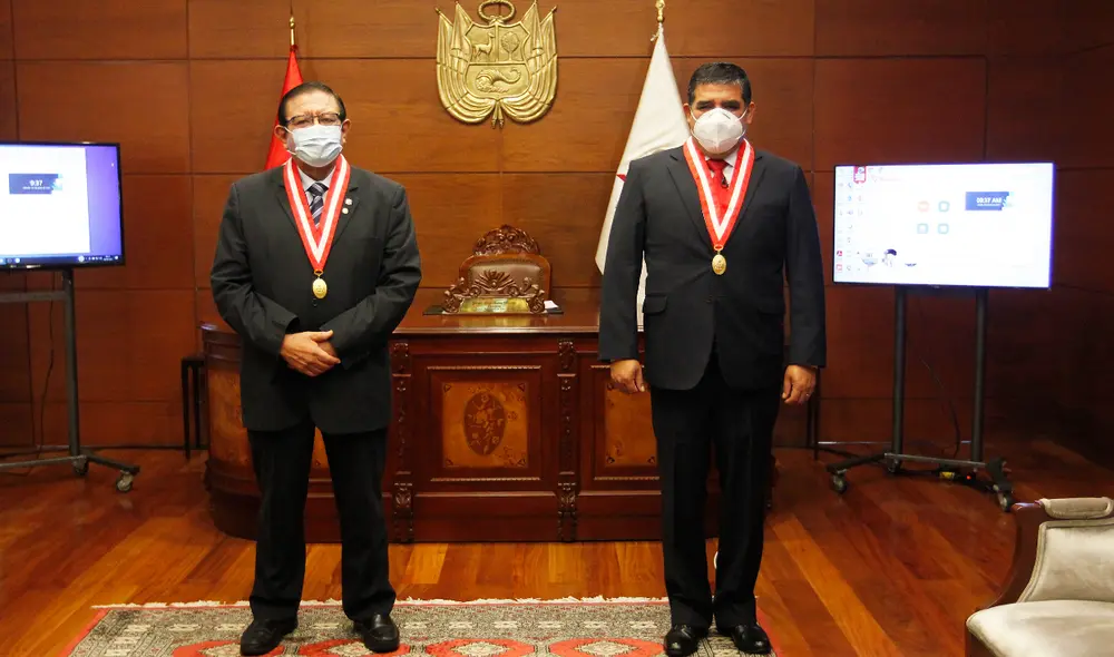 Salas Arenas junto a Rodríguez Monteza durante la ceremonia de juramentación de este último. Foto: JNE Salas Arenas junto a Rodríguez Monteza durante la ceremonia de juramentación de este último. Foto: JNE