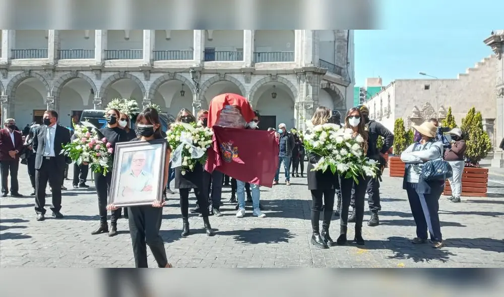 Familiares recorrieron en hombros los restos del fallecido político por la Plaza de Armas de Arequipa. Foto: radio Yaraví