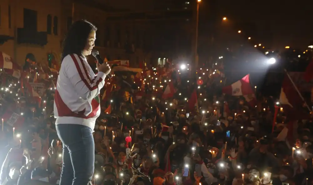 Keiko Fujimori rezó junto a sus simpatizantes durante la vigilia en la Plaza Bolognesi. Foto: Carlos Félix/La República Keiko Fujimori rezó junto a sus simpatizantes durante la vigilia en la Plaza Bolognesi. Foto: Carlos Félix/La República