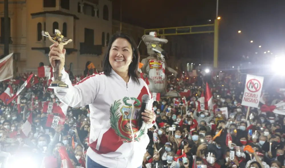 La municipalidad confesó que no tuvieron el apoyo de la Policía cerca al lugar para detener la implementación del estrado donde finalmente se presentó Keiko Fujimori. Foto: Carlos Félix/La República