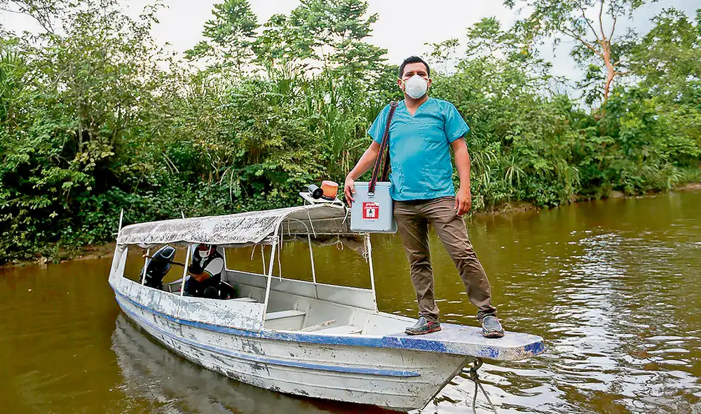 Con la vacuna. Wilder Roca es un enfermero awajún. Conoce bien a su comunidad y sirve también de enlace con otros pueblos. Foto: difusión Con la vacuna. Wilder Roca es un enfermero awajún. Conoce bien a su comunidad y sirve también de enlace con otros pueblos. Foto: difusión