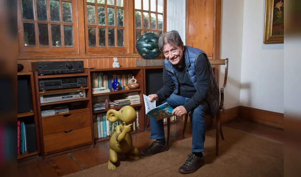 Juan con su último libro y el protagonista/cómplice de sus historias.