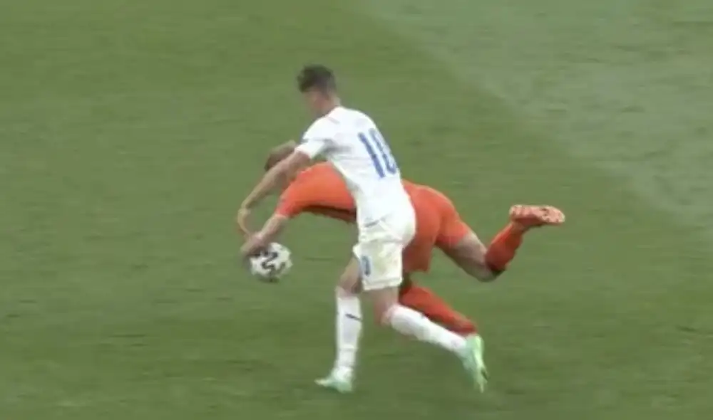 De Ligt se fue expulsado por llevarse el balón con la mano. Foto: captura/DirecTV Sports