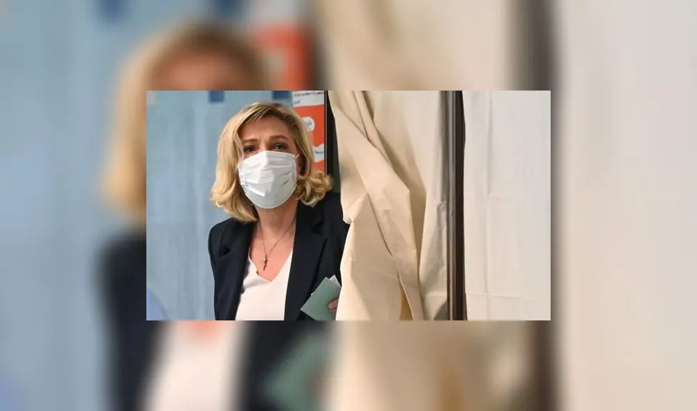 La lideresa del partido de extrema derecha Reagrupamiento Nacional, Marine Le Pen, abandona una cabina de votación en un colegio electoral en Henin-Beaumont. Foto: AFP La lideresa del partido de extrema derecha Reagrupamiento Nacional, Marine Le Pen, abandona una cabina de votación en un colegio electoral en Henin-Beaumont. Foto: AFP