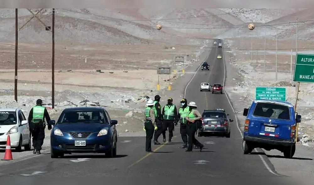 Agentes realizan este domingo un fuerte control en carreteras de Arequipa. Foto: Puerto Bravo Noticias Agentes realizan este domingo un fuerte control en carreteras de Arequipa. Foto: Puerto Bravo Noticias