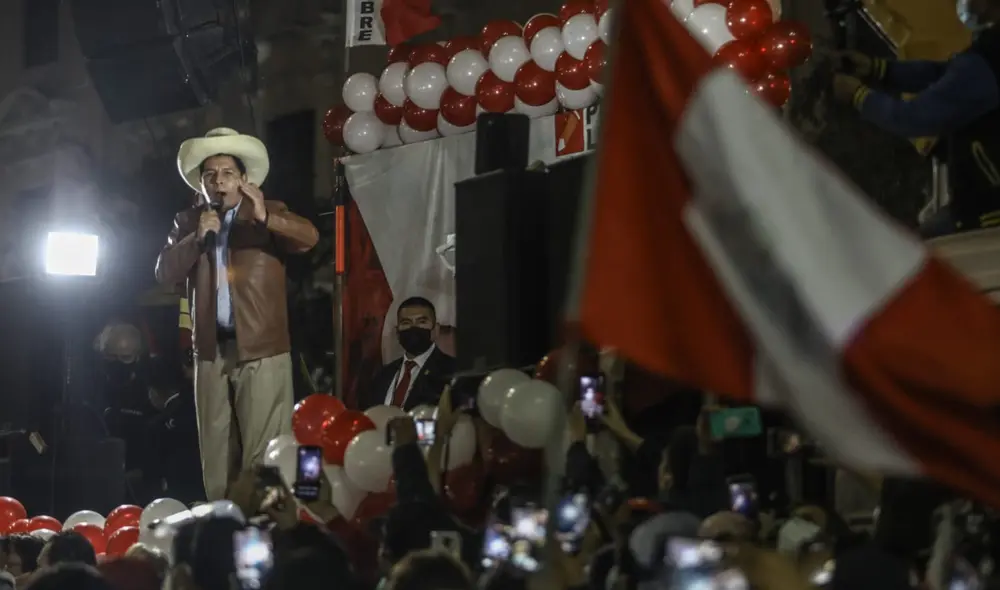 Pedro Castillo frente a sus simpatizantes, durante un mitin en la Plaza San Martín el sábado 26 de junio. Foto: Aldair Mejía/La República