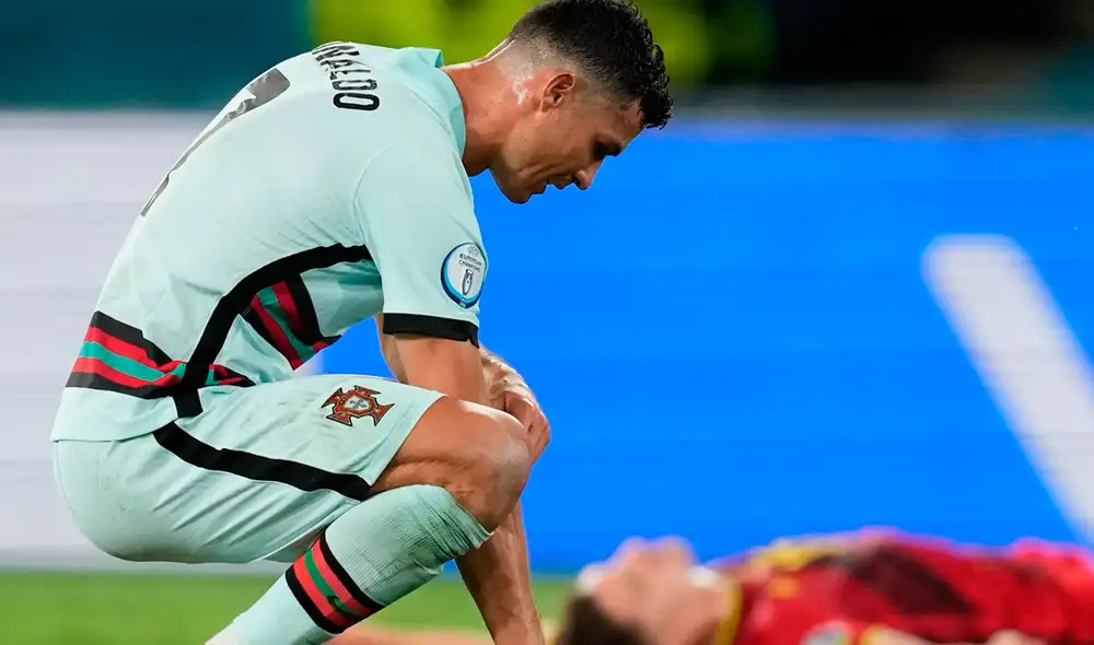 Cristiano Ronaldo tiró la banda de capitán al suelo tras quedar eliminado de la Euro 2021. Foto: AFP Cristiano Ronaldo tiró la banda de capitán al suelo tras quedar eliminado de la Euro 2021. Foto: AFP