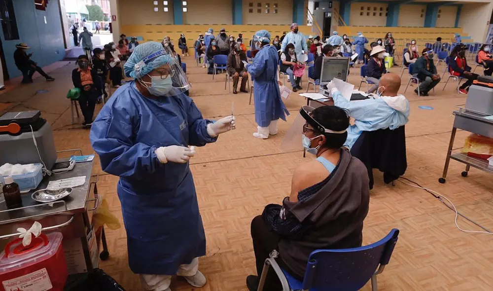 Continúa proceso de inmunización para adultos de 50 años a más. Foto: La República Continúa proceso de inmunización para adultos de 50 años a más. Foto: La República