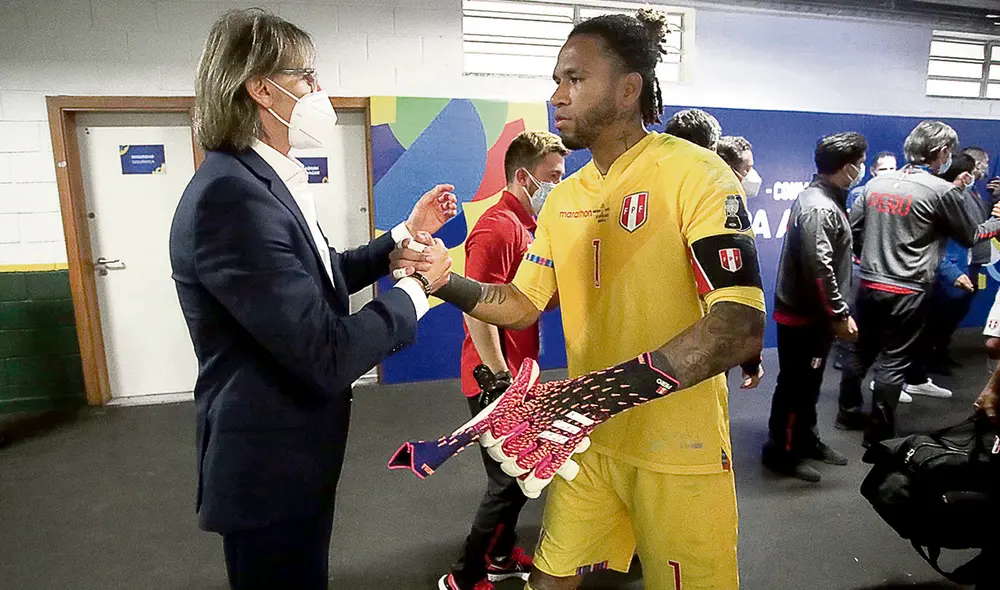 Contento. El saludo del ‘Tigre’ y el arquero Pedro Gallese en el camerino tras el pitazo final. Foto: difusión
