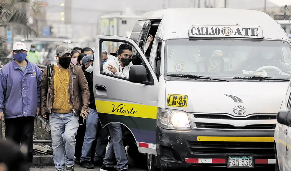 No más desorden. A menos de un mes para que concluya su gestión, el parlamentario Luis Simeón pretende beneficiar a combis. Foto: Jhon Reyes / La República No más desorden. A menos de un mes para que concluya su gestión, el parlamentario Luis Simeón pretende beneficiar a combis. Foto: Jhon Reyes / La República