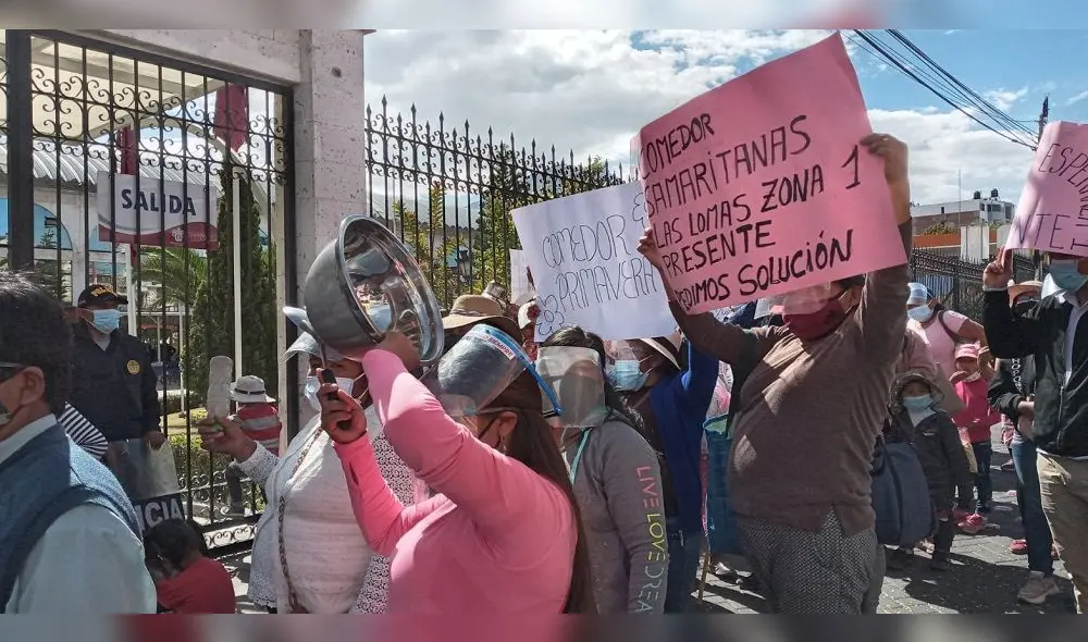 Encargadas de comedores protestaban exigiendo una reunión con el alcalde Omar Candia. Foto: cortesía radio Líder
