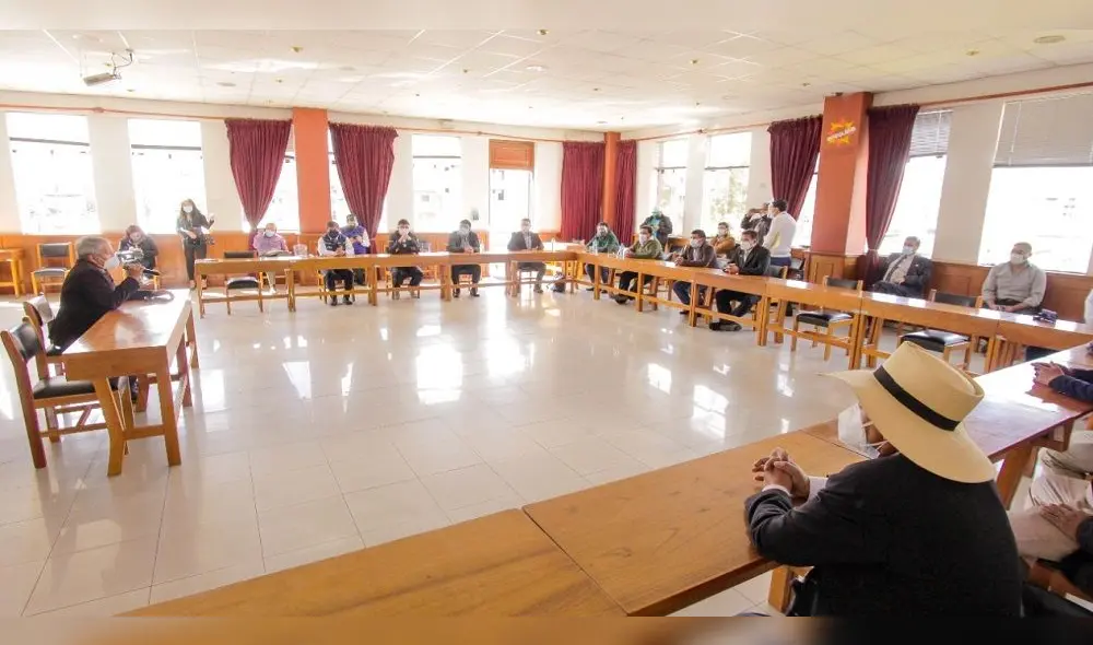 Alcaldes de municipios beneficiados fueron citados este lunes para firmar convenios. Foto: Gobierno Regional de Arequipa