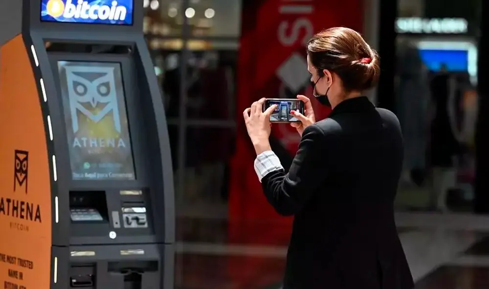 Mediante la red de puntos de Chivo, los salvadoreños podrán recibir las remesas que sus familiares les envían desde el exterior sin el cobro de una comisión, aseguró Bukele. Foto: AFP