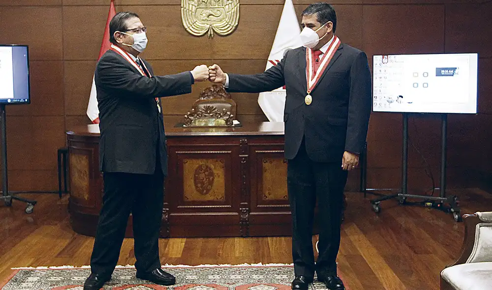 Así quedaría: sustituto. El presidente Jorge Salas saluda a Víctor Rodríguez después de su juramentación el sábado 26. Foto: JNE