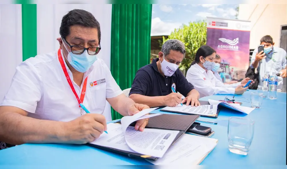 Ministro Federico Tenorio y gobernador Mesías Guevara firman convenio para financiar planes de negocios. Foto: Midagri