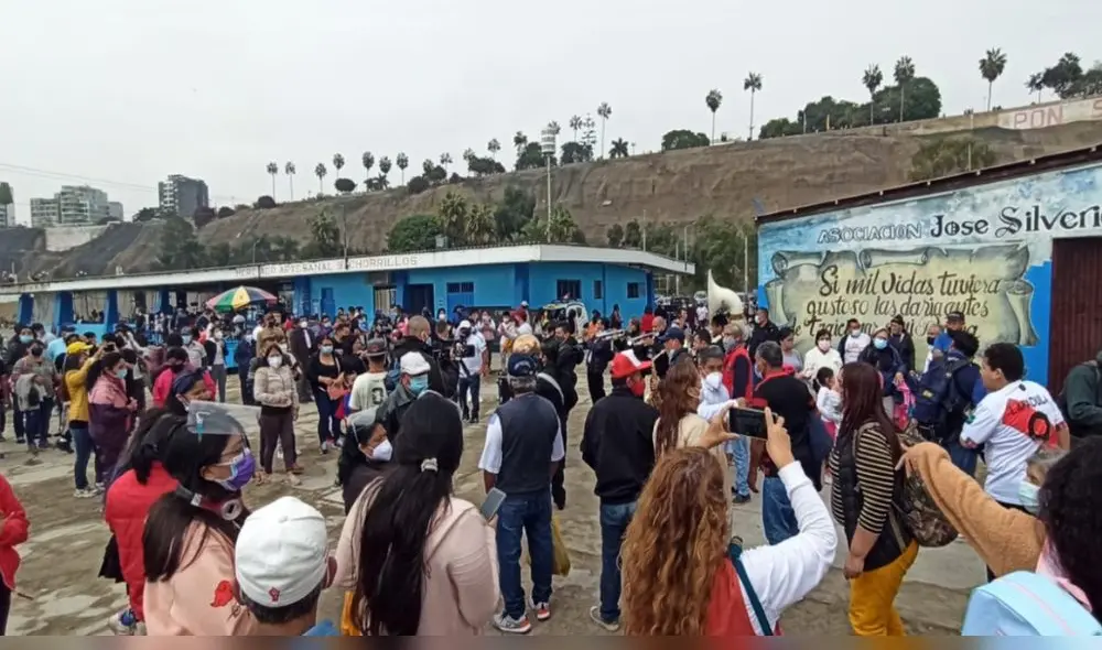 La presencia de público motivó la aparición del comercio ambulatorio. Foto: Joel Robles/URPI-LR La presencia de público motivó la aparición del comercio ambulatorio. Foto: Joel Robles/URPI-LR