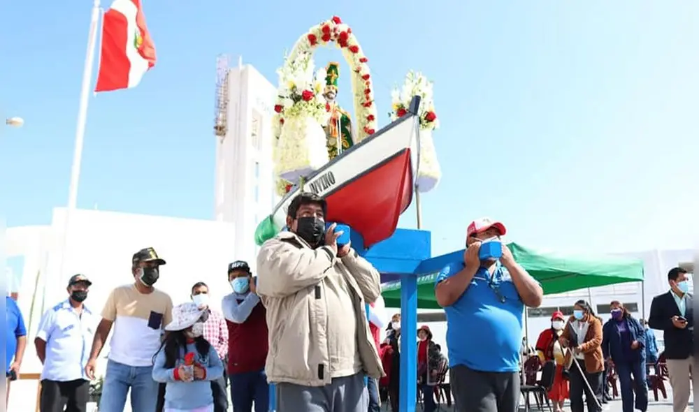 Pescadores cargaron en hombros la imagen de San Pedro. Foto: GORE Tacna