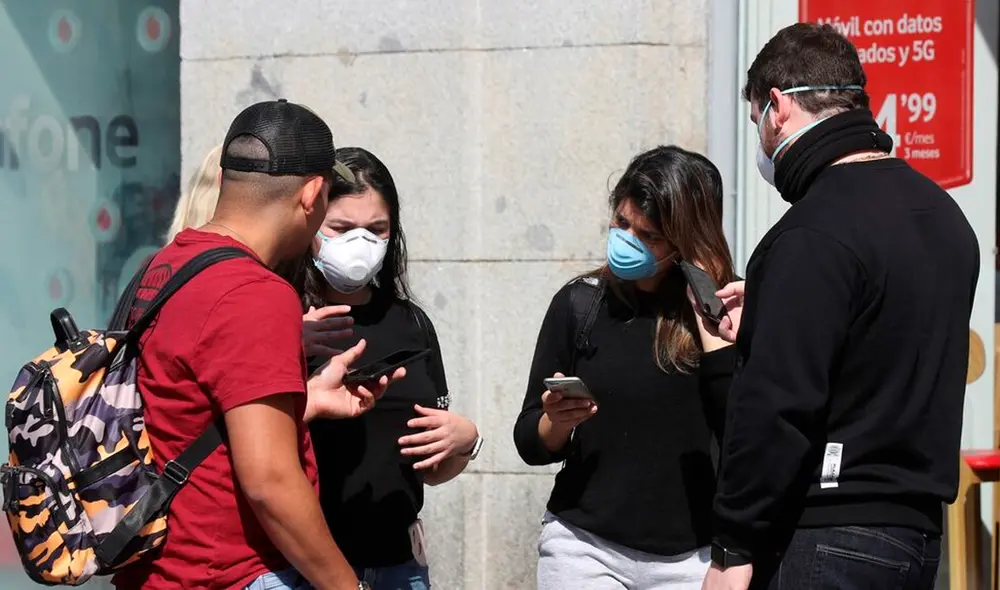 El incesante aumento de la infección entre las personas no inmunizadas, especialmente las más jóvenes, ha acelerado los planes de inoculación. Foto: EFE