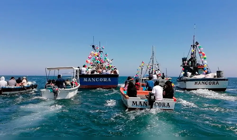 En una lancha pescadores de Máncora pasean en altamar a San Pedro.  Foto: Difusión.