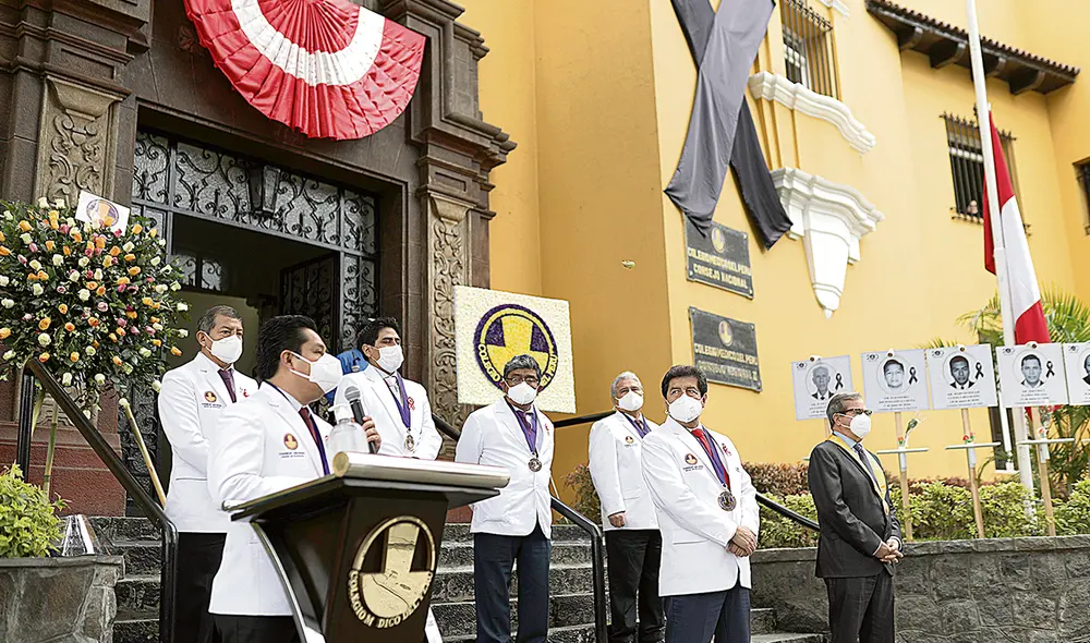 Primera línea. Los médicos señalan que hay casos de reinfección y temen estar expuestos en una eventual tercera ola. Foto: Aldair Mejía/La República