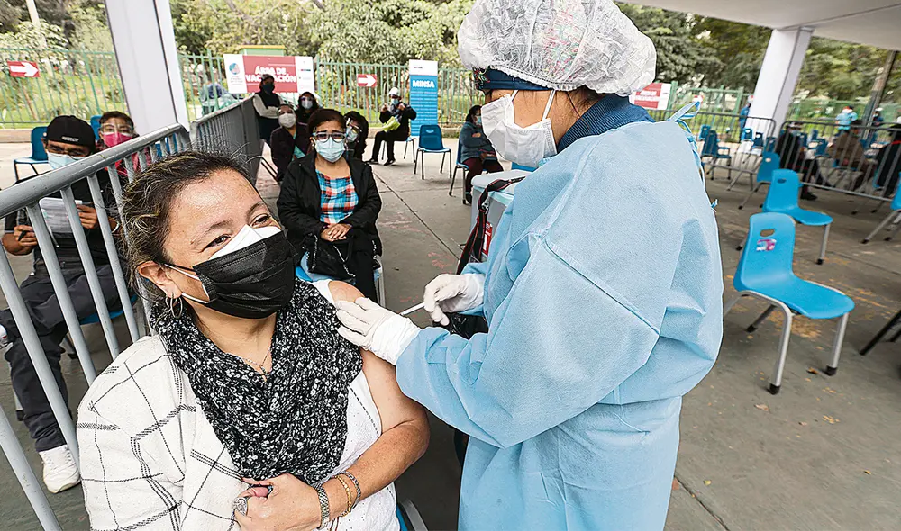 En orden. La inmunización de los mayores de 50 años avanza en Lima y las regiones. La próxima semana se ampliarán los vacunatorios con más personal. Foto: difusión En orden. La inmunización de los mayores de 50 años avanza en Lima y las regiones. La próxima semana se ampliarán los vacunatorios con más personal. Foto: difusión