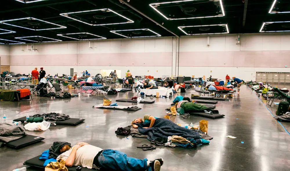 Grupo de personas en un “centro de refrigeración” de Portland, en el estado estadounidense de Oregón, golpeado al igual que Canadá por una ola de calor. Foto: AFP