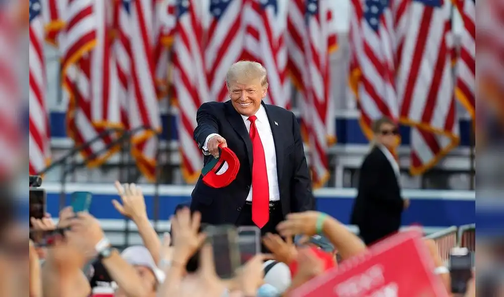 El expresidente de Estados Unidos Donald Trump saluda a simpatizantes durante el mitin que celebró en Wellington, Ohio, el primero desde el asalto al Capitolio del pasado 6 de enero. Foto: EFE