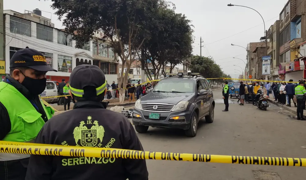 Policías y serenos cerraron parte de la vía a la espera del fiscal que ordene el levantamiento del cadáver. Foto: Joel Robles / URPI-LR