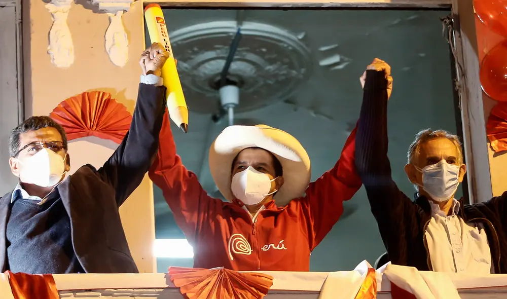 Equipo. Pedro Castillo en trabajo constante con técnicos de PL. Foto: Antonio Melgarejo / La República