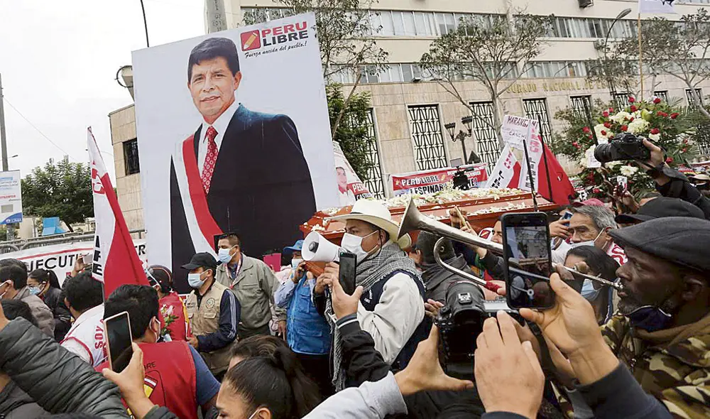 Un caso lamentable. Militantes de Perú Libre trasladaron ayer los restos de Sacarías Meneses a los exteriores del JNE. Foto: Félix Contreras/La República Un caso lamentable. Militantes de Perú Libre trasladaron ayer los restos de Sacarías Meneses a los exteriores del JNE. Foto: Félix Contreras/La República