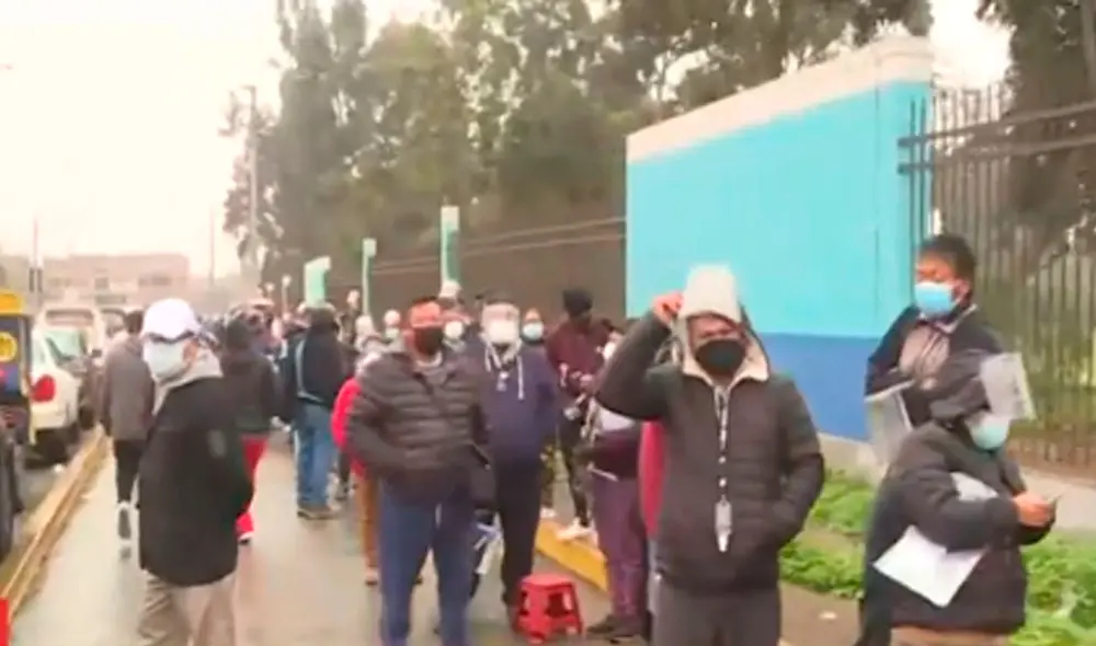 Personas realizaron colas desde muy temprano para acceder a una de las dosis de Pfizer. Foto: captura de Latina