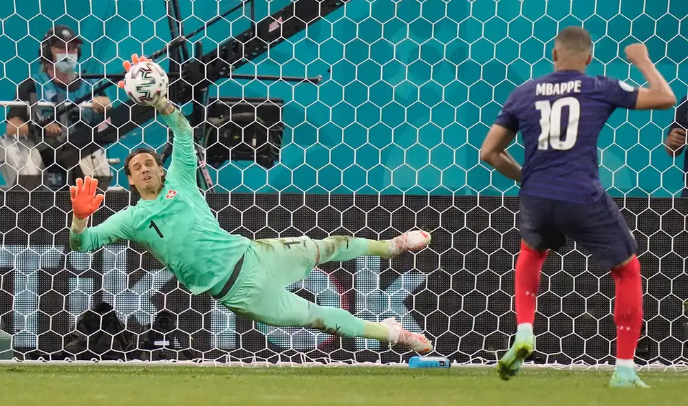 Según el autor del pedido, Sommer se adelantó para atajarle el penal a Mbappé. Foto: EFE Según el autor del pedido, Sommer se adelantó para atajarle el penal a Mbappé. Foto: EFE