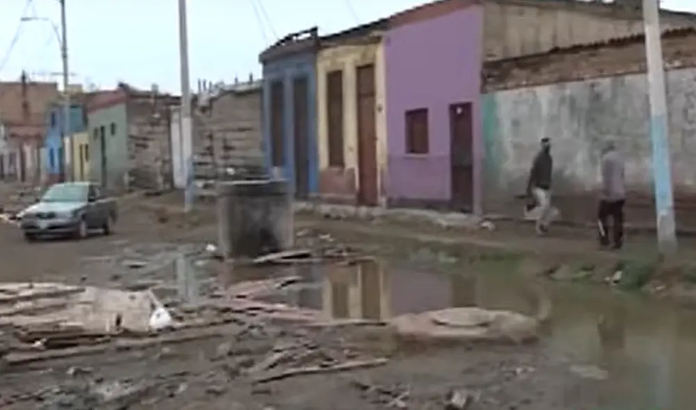 Gran cantidad de barro y desmonte de basura en Jirón Loreto. Foto: captura de Panamericana Televisión