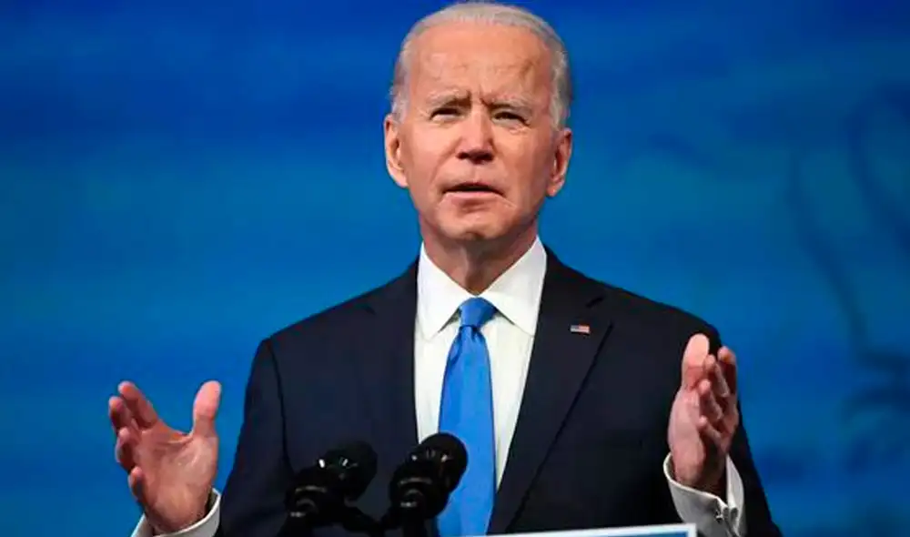 Biden se reunió con familiares de las víctimas en momentos en que las tareas de rescate fueron interrumpidas por el peligro del colapso en el resto del condominio. Foto: AFP