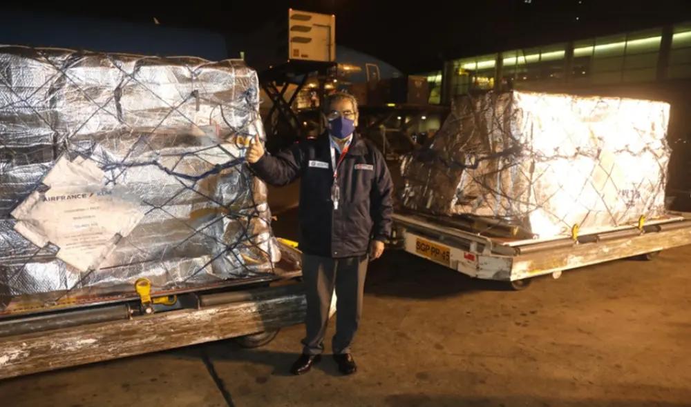 Ministro Ugarte junto al lote de vacunas Pfizer. Foto: Minsa Ministro Ugarte junto al lote de vacunas Pfizer. Foto: Minsa