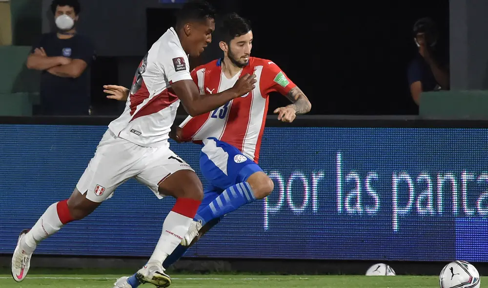 Renato Tapia y Mathias Villasanti durante el partido entre Perú y Paraguay del pasado octubre. Foto: AFP Renato Tapia y Mathias Villasanti durante el partido entre Perú y Paraguay del pasado octubre. Foto: AFP
