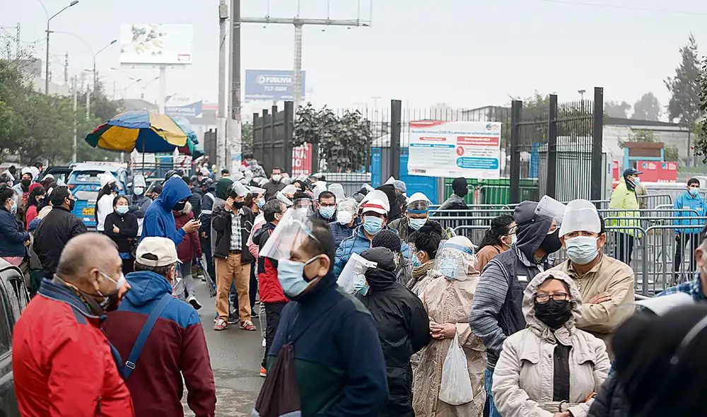 No avanza. Vecinos de San Juan de Lurigancho pasan horas en la cola del vacunatorio del Parque Wiracocha esperando ser atendidos. Algunos duermen ahí. Foto: Félix Contreras / La República No avanza. Vecinos de San Juan de Lurigancho pasan horas en la cola del vacunatorio del Parque Wiracocha esperando ser atendidos. Algunos duermen ahí. Foto: Félix Contreras / La República