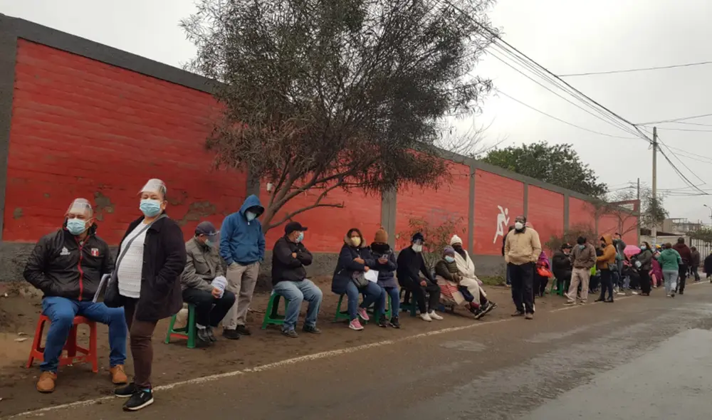 Adultos tuvieron que llevar sillas, mantas y bolsas para cubrirse de la lluvia mientras esperaban su turno. Foto: Gianella Aguirre / URPI-LR Adultos tuvieron que llevar sillas, mantas y bolsas para cubrirse de la lluvia mientras esperaban su turno. Foto: Gianella Aguirre / URPI-LR