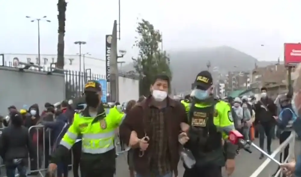 Sujeto negó las acusaciones y dijo que se encontraba ahí a la espera de ser inoculado. Foto: captura de América Noticias Sujeto negó las acusaciones y dijo que se encontraba ahí a la espera de ser inoculado. Foto: captura de América Noticias
