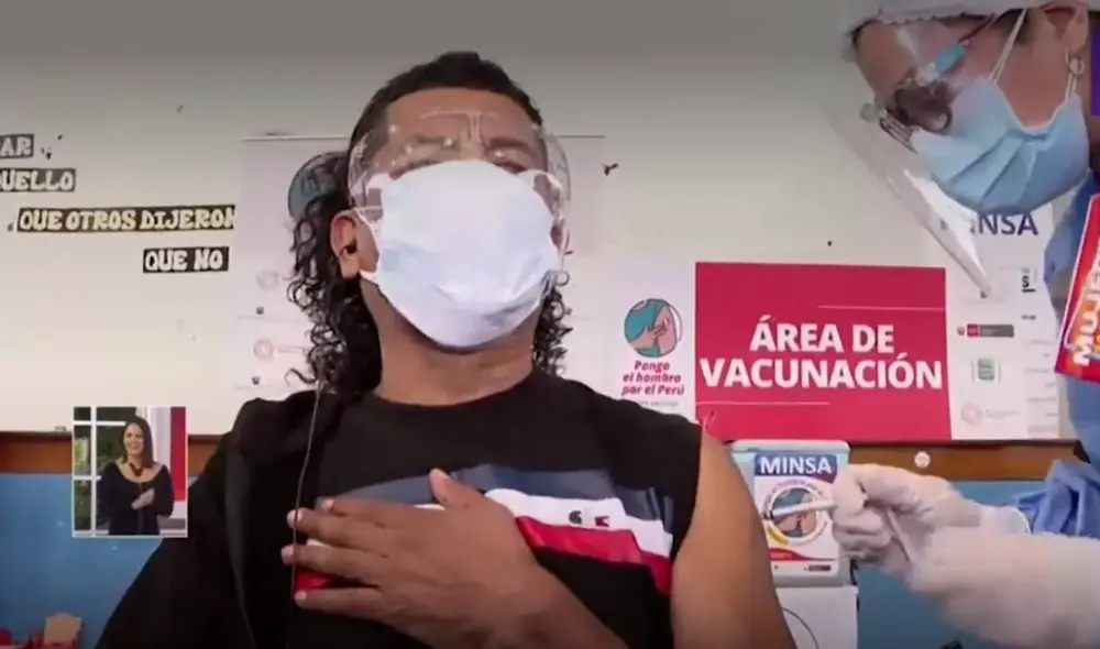 Cachay pidió a la enfermera consejos para cuidarse después de recibir la vacuna. Foto: captura Latina Cachay pidió a la enfermera consejos para cuidarse después de recibir la vacuna. Foto: captura Latina