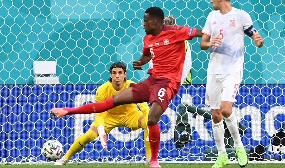 El arquero Sommer se quedó sin reacción alguna tras el desvío que tuvo el balón. Foto: EFE/Kirill Kudryavtsev El arquero Sommer se quedó sin reacción alguna tras el desvío que tuvo el balón. Foto: EFE/Kirill Kudryavtsev